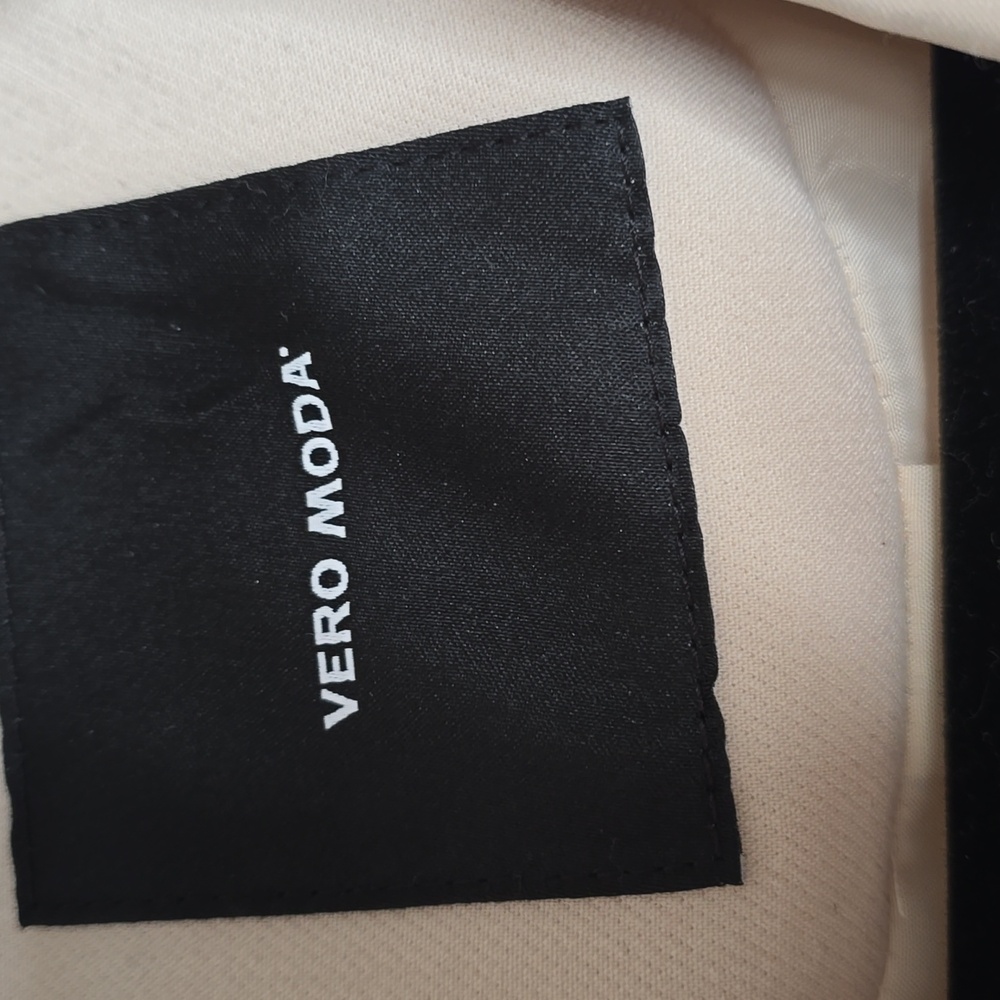 Vero Moda Cream Double-Breasted Blazer Tailored Fit Satin Collar NWOT - Picture 2 of 4